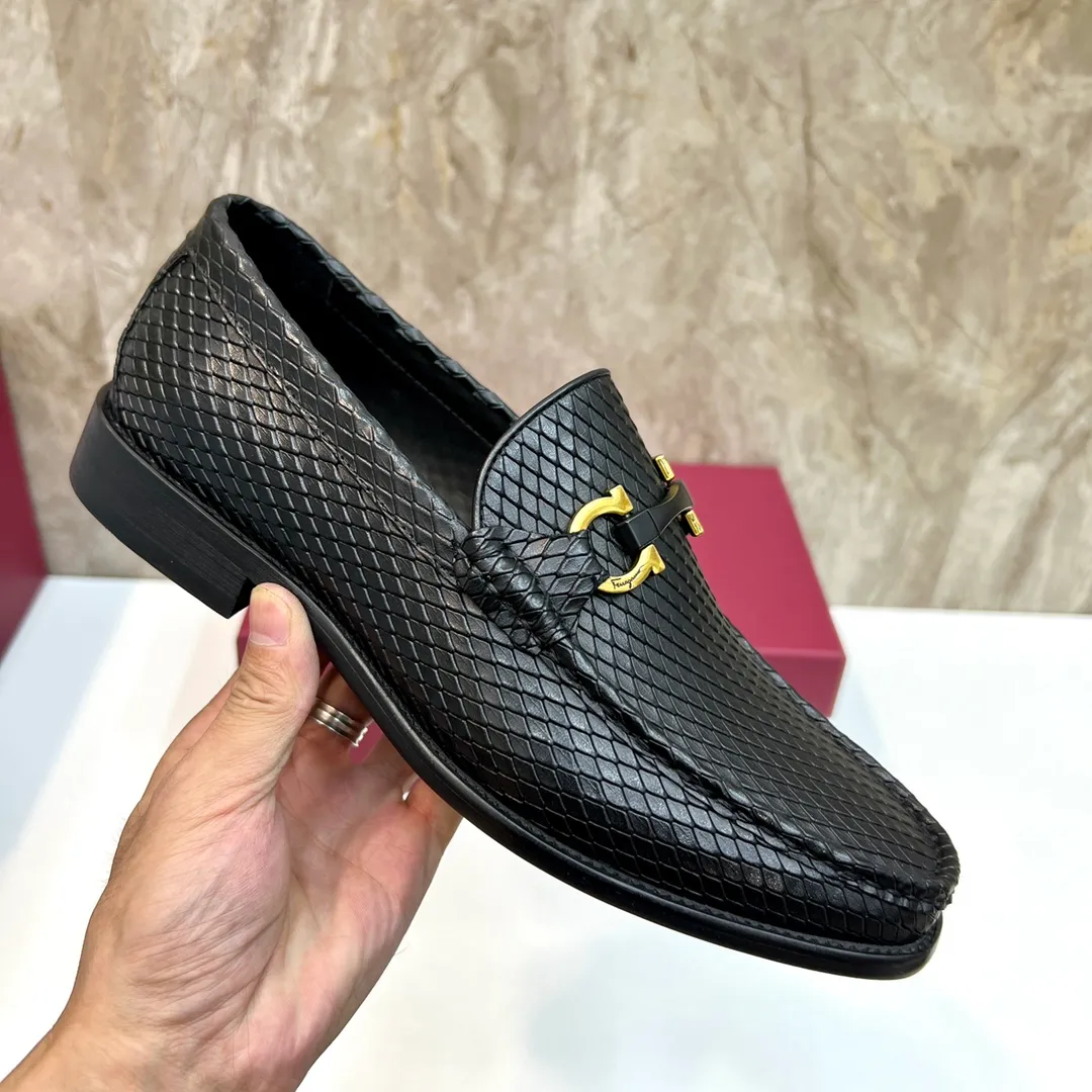 Original quality P580 Brand: Ferragamo Standard size: Men's size 38/44 (45 can be customized) Grade: Same style as the official website High-quality men's shoes Material: Customized first-layer calfskin with water-dyed cowhide lining Cowhide tiptoe Original non-slip and wear-resistant rubber outsole Style category: Men's formal business leather shoes Young and fashionable European and American trends British style Casual matching Comfortable feet Color: Actual picture